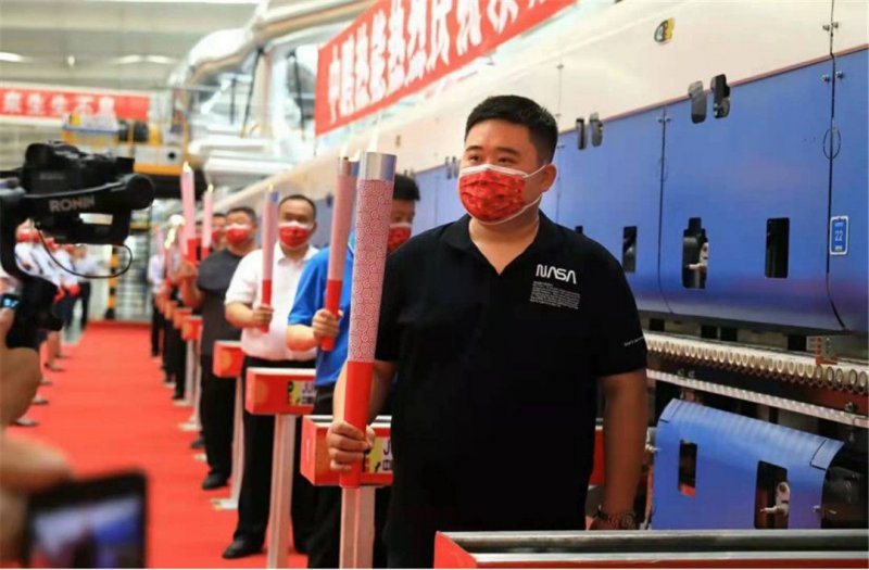 領(lǐng)標(biāo)科技巖板3mm巖板智能生產(chǎn)線成功點火！_2