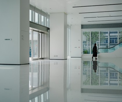 東鵬新材以低碳石材為基，筑就綠建科技空間：美的創新科技園展廳